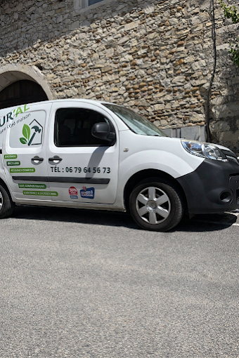 Camionnette de service NATUR'AL floquée, garée devant un mur en pierre de la Drôme